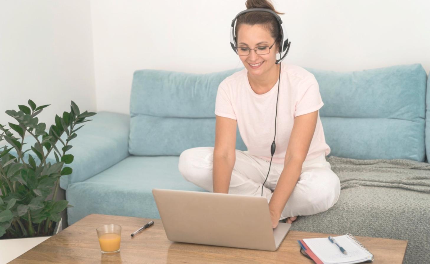 Internationaler Student arbeitet am Laptop mit Finanz-App